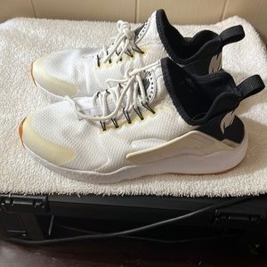 Nike air huarache women Size 7 white black